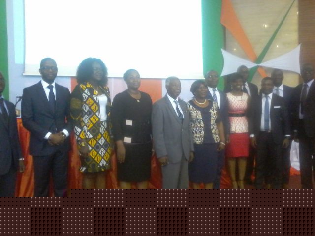 La promotrice de l' évenement entourée des différents récipiendaires