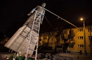 Europe/ Catholicisme: La statue du prêtre de Solidarnosc, accusé de pédophilie, renversée à Gdansk