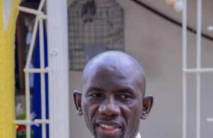 L’abbé Blaise Kanda félicite Ferre Gola Le Padre.