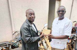 Région / Abengourou : Maurice Sawadogo offre des motos pour soutenir la sensibilisation au retrait des cartes d’électeur